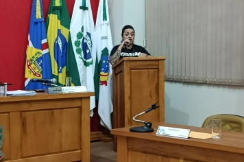 Diretora de Licitação esclarece informações sobre transporte escolar e destaca recorde de licitações em 2025