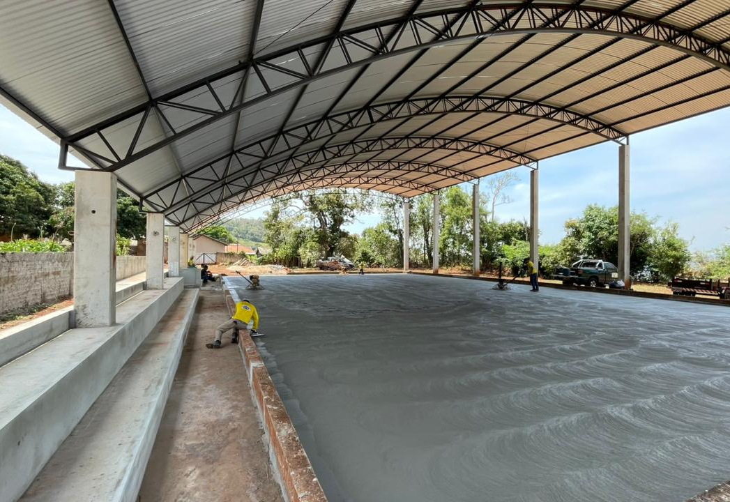 Reforma da quadra da Escola Rural Moysés Lupion entra em fase final no bairro dos Messias